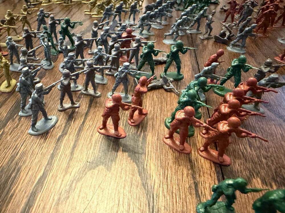 350+ Vintage 1” Mini Plastic Figures Soldiers Archers GIANTS Hong Kong Lot